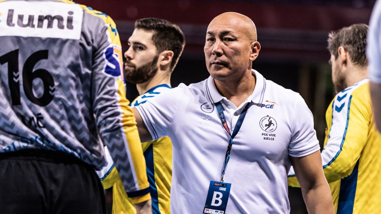 El exjugador y entrenador de balonmano, Talant Dujshebaev, durante un partido de Champions con el Kielce. EP.