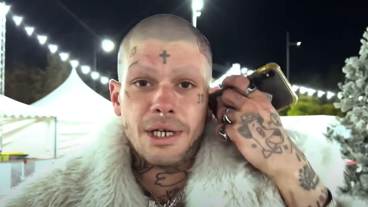 Cecilio G durante el videoclip de 'Narcopiso'