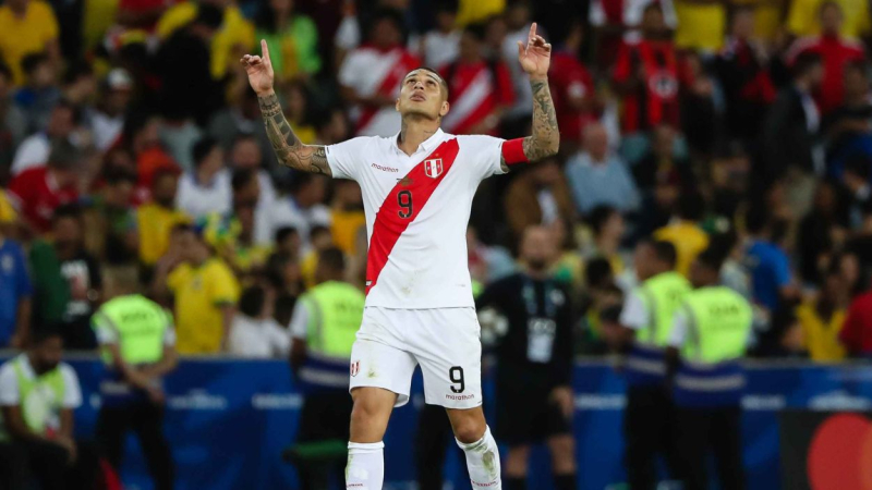 El jugador peruano, Paolo Guerrero, durante un partido con su selección. EP.