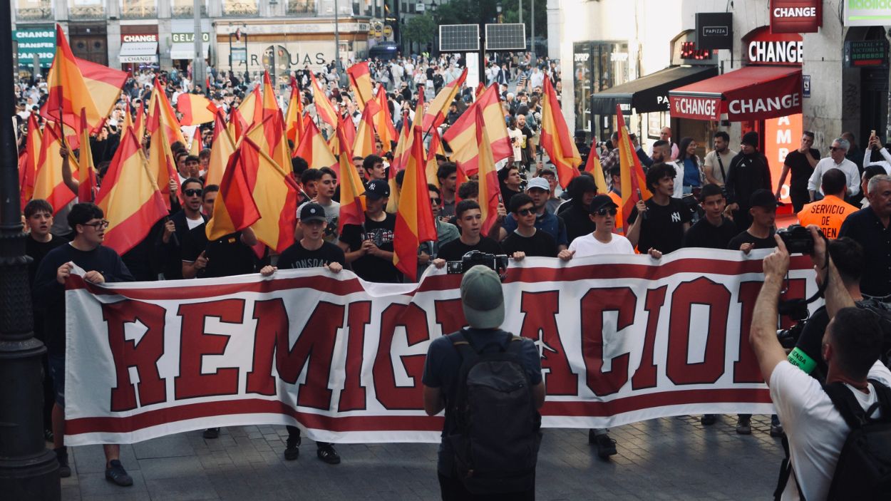 La marcha atraviesa la Puerta del Sol, sede del Gobierno de la Comunidad de Madrid La marcha atraviesa la Puerta del Sol, sede del Gobierno de la Comunidad de Madrid