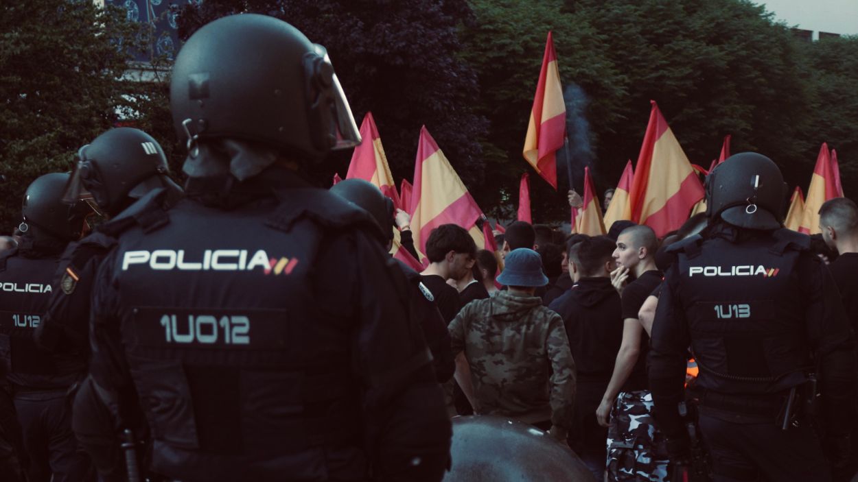 Agentes de la Unidad de Intervención Policial (UIP) de la Policía Nacional escoltan a los manifestantes Agentes de la Unidad de Intervención Policial (UIP) de la Policía Nacional escoltan a los manifestantes