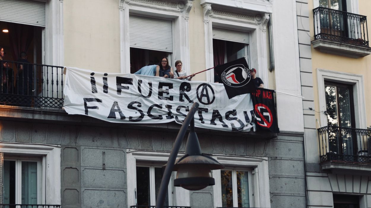 Pancartas con consignas antifascistas cuelgan de la sede de la CNT en la Plaza de Tirso de Molina Pancartas con consignas antifascistas cuelgan de la sede de la CNT en la Plaza de Tirso de Molina