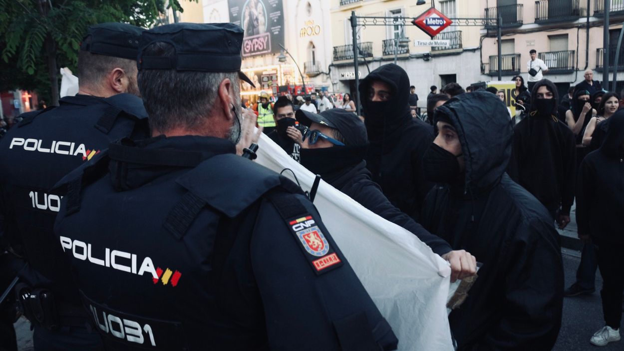 Manifestantes antifascistas se encaran con agentes de la Policía Nacional que impedían el avance Manifestantes antifascistas se encaran con agentes de la Policía Nacional que impedían el avance