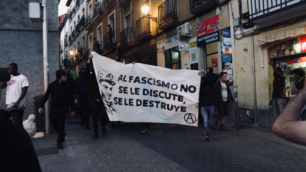 Cabecera de la contramanifestación antifascista en una calle de Lavapiés Cabecera de la contramanifestación antifascista en una calle de Lavapiés