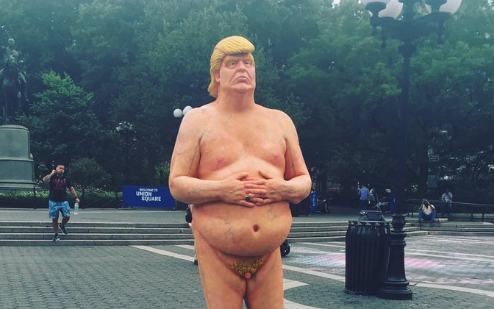 Estatua de Trump desnudo. 