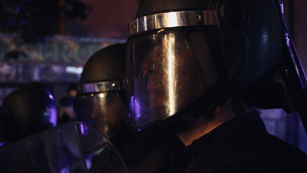 Agentes de la UIP bloquean las salidas de la Plaza de Tirso de Molina mientras se preparan para cargar contra los manifestantes Agentes de la UIP bloquean las salidas de la Plaza de Tirso de Molina mientras se preparan para cargar contra los manifestantes