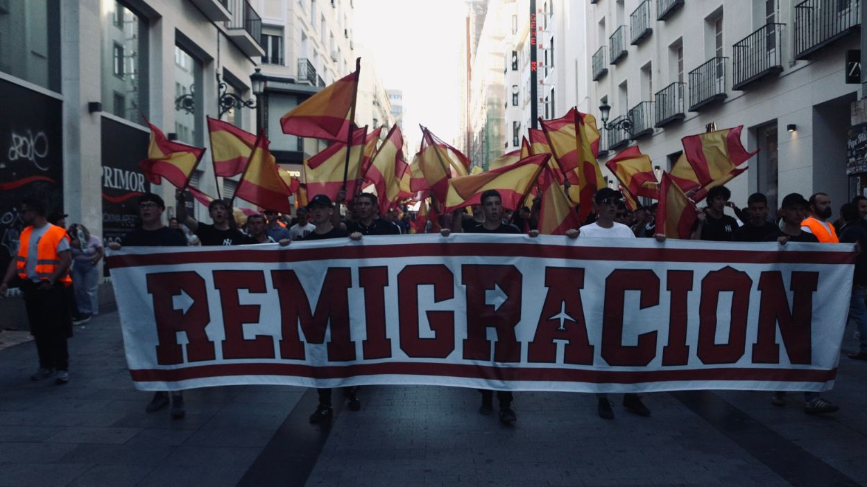 La marcha avanza por la calle Preciados mientras entona canticos racistas contra la inmigración La marcha avanza por la calle Preciados mientras entona canticos racistas contra la inmigración