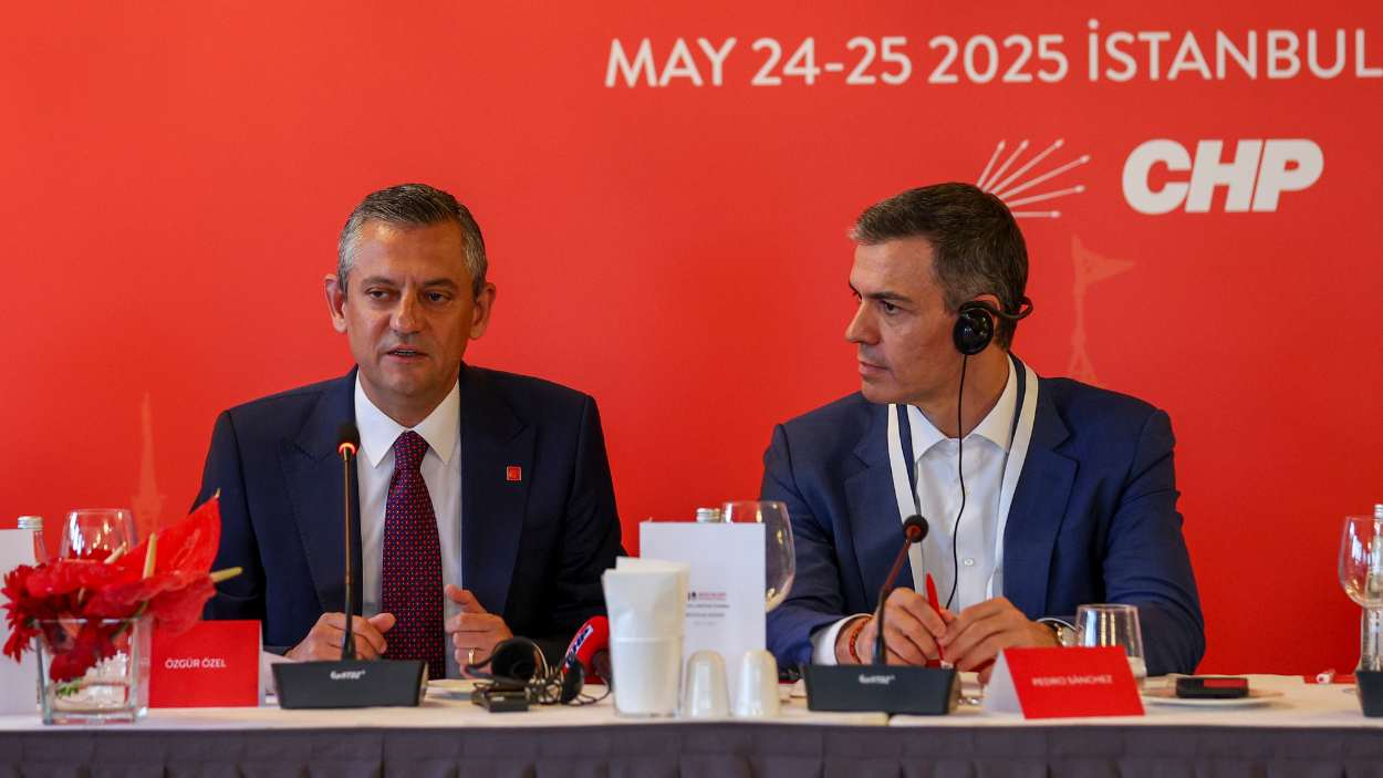 El presidente del Gobierno, Pedro Sánchez, durante la apertura de la reunión del Consejo de la Internacional Socialista, junto al diputado turco Özgür Özel. EP