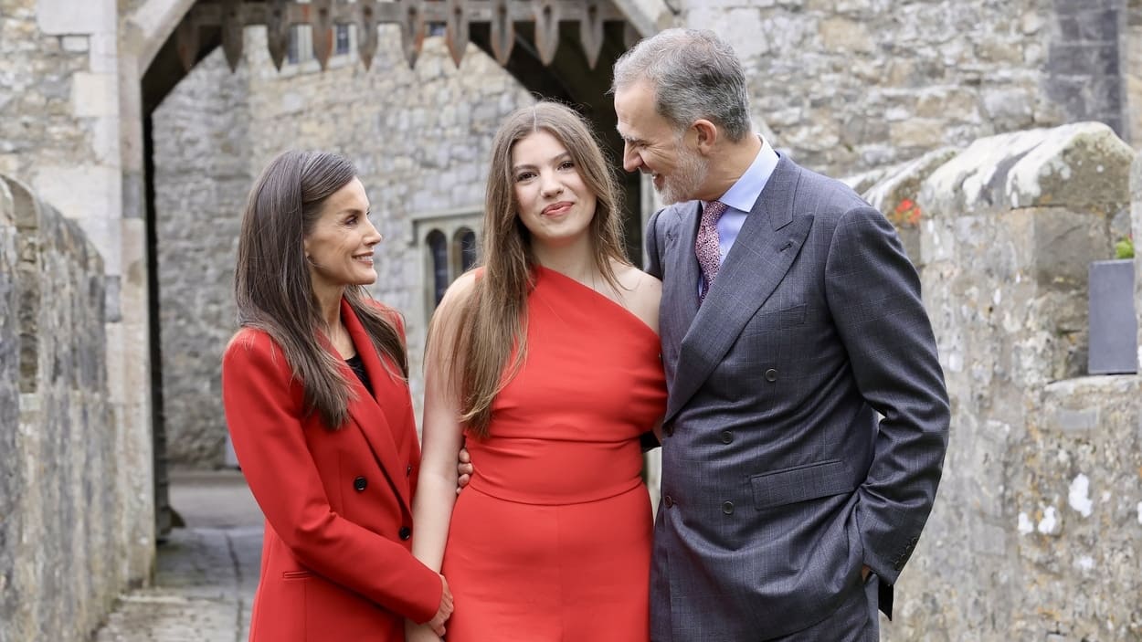 Los Reyes Felipe VI y Letizia acompañan a la infanta Sofía en su graduación de Bachillerato Internacional en Gales. EP.