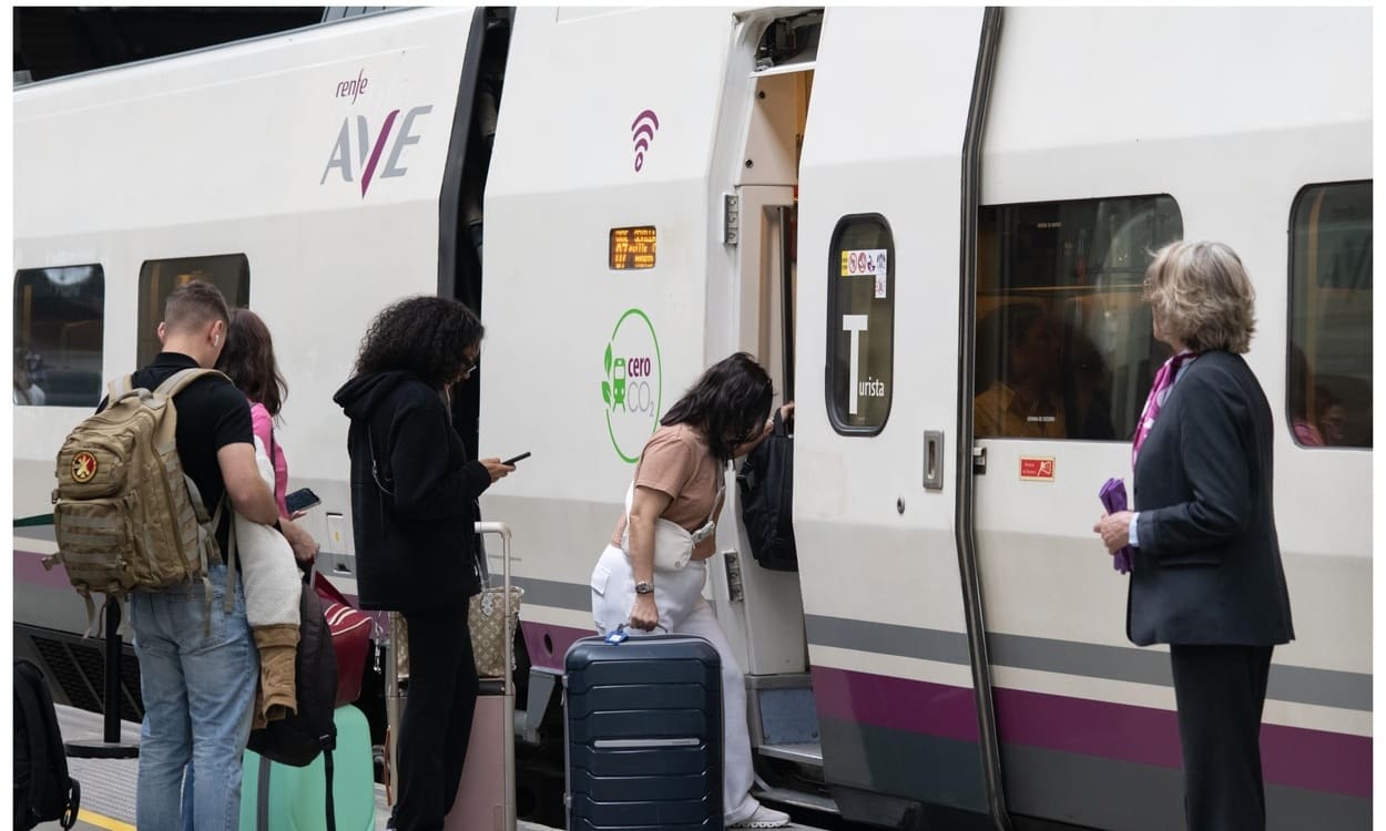 Más de 342.000 nuevos clientes han elegido los trenes AVE y de Larga Distancia este verano. EP