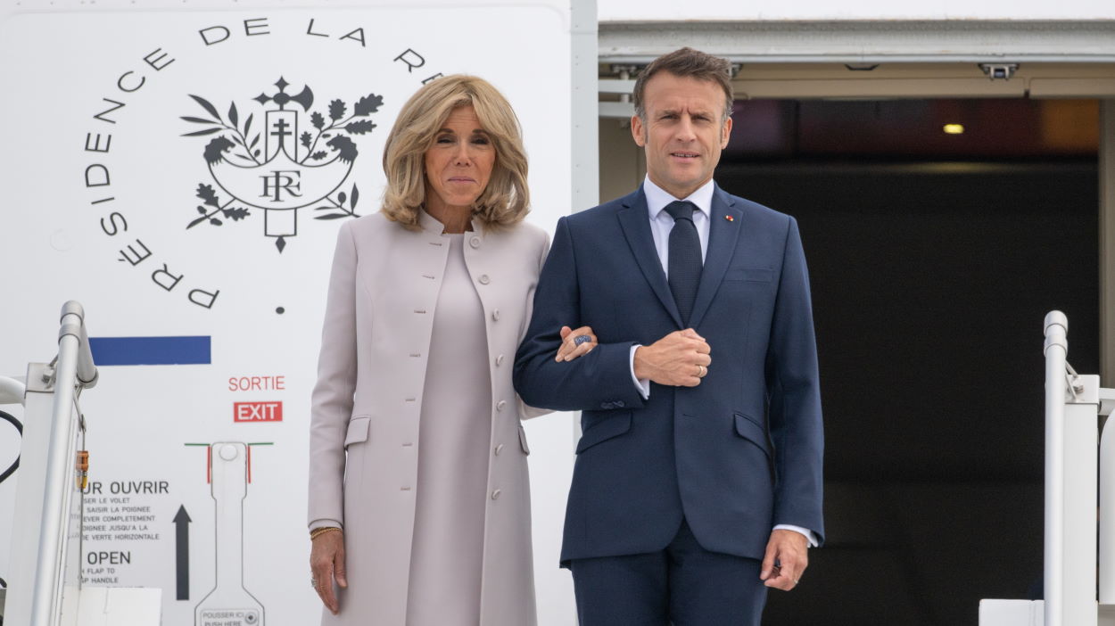 Macron, abofeteado por su mujer antes de bajar del avión presidencial. EP.