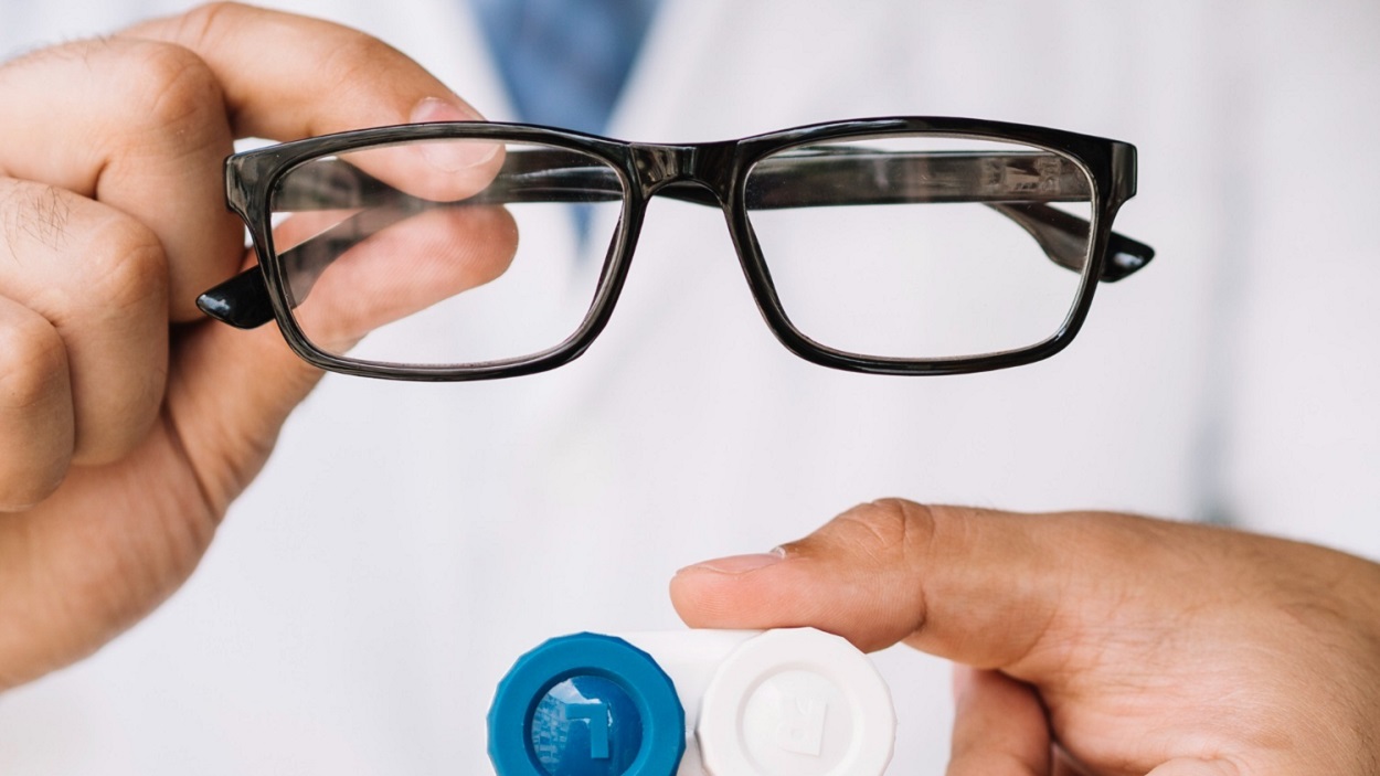 Imagen de unas gafas y lentes de contacto. EP.