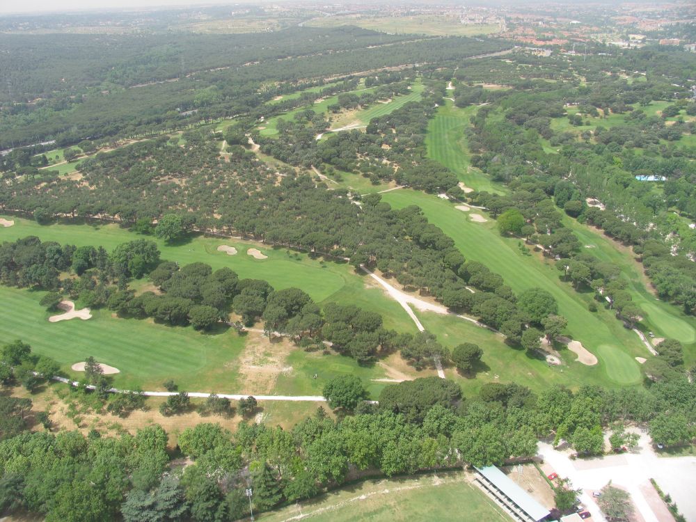 Bajo el campo de prácticas de golf del Club de Campo está el Estanque de Tormentas de Arroyofresno, obra de ACS