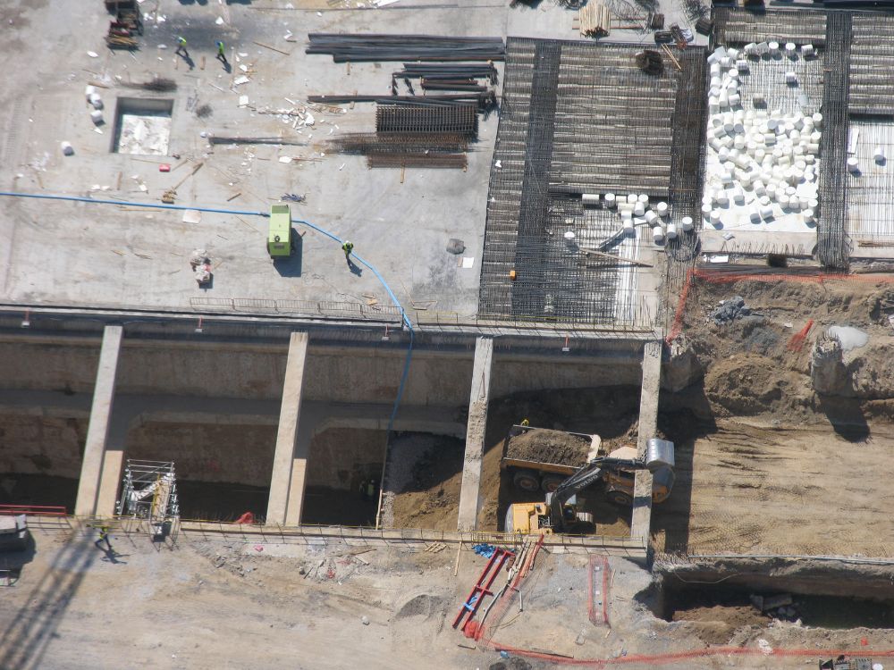 Trabajos de excavación y estructura en el interior del estanque subterráneo