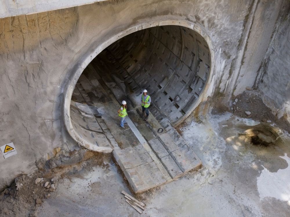La excavación se hizo con una tuneladora de tipo E.P.B., de la casa Lovat