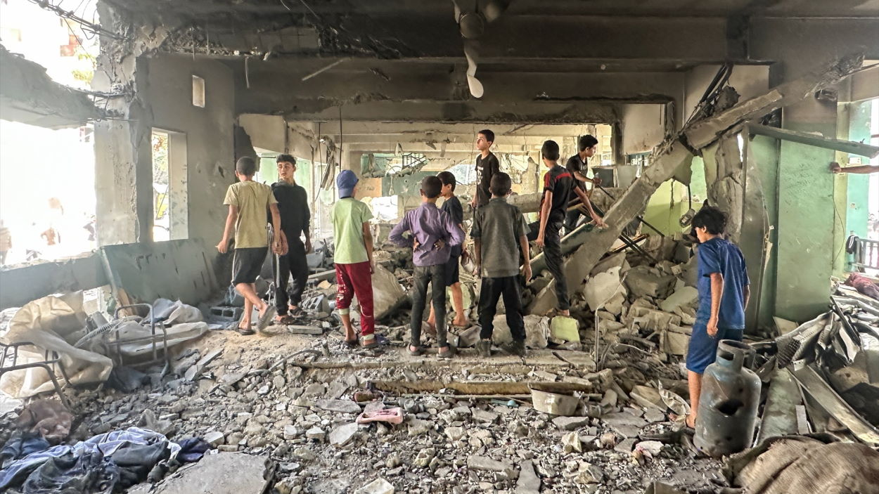 Niños observan los daños causados por el bombardeo israelí en la escuela de Fahmi al-Jarjawi en Gaza. EP. 