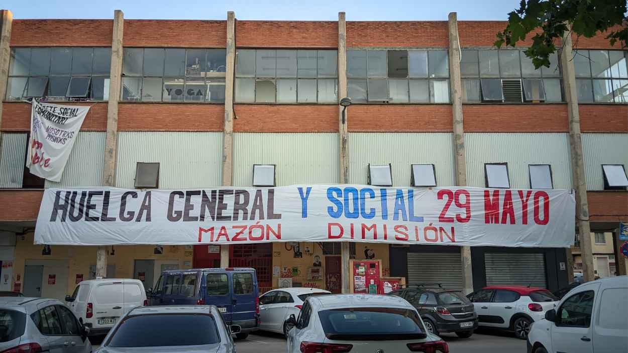 La pancarta contra Carlos Mazón que ha sido vandalizada y destrozada. l’Acord Social Valencià