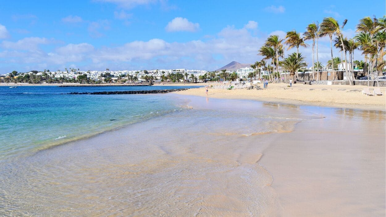 Sumérgete en Teguise, la villa blanca de Lanzarote con playas doradas y atardeceres con vino