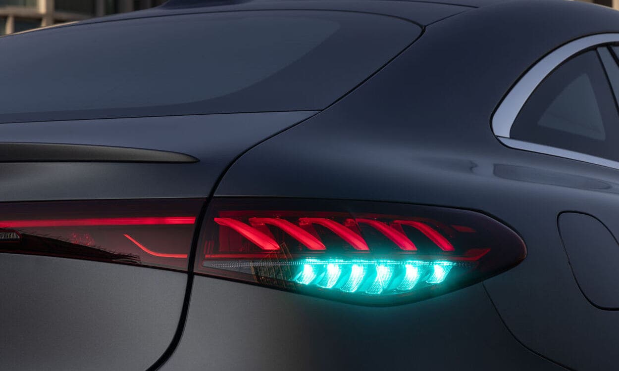 Luz turquesa en el faro de un coche. Mercedes Benz