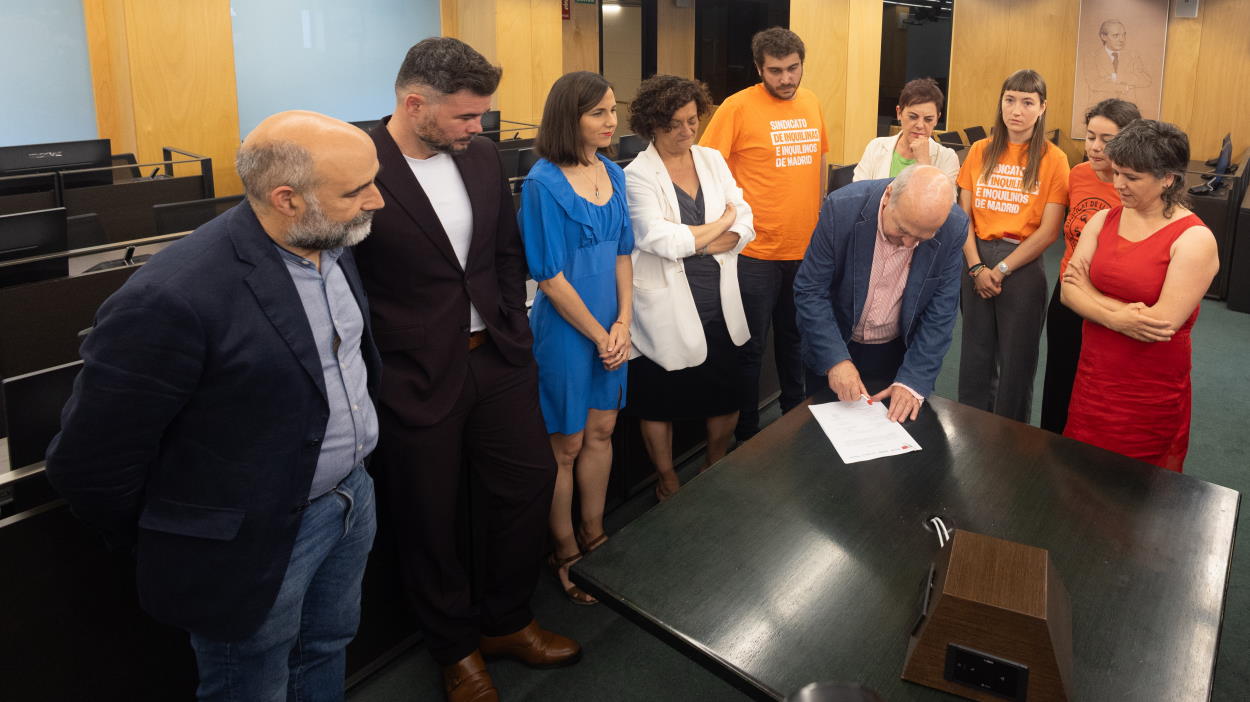 Los cincos socios de Gobierno (Sumar, Podemos, ERC, EH Bildu y BNG) durante la firma de la proposición de los sindicatos de vivienda. EP.