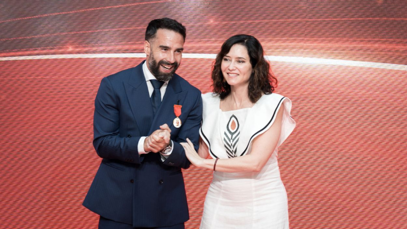Isabel Díaz Ayuso, entrega la Medalla de Oro de la Comunidad de Madrid al futbolista del Real Madrid Daniel Carvajal. EP.