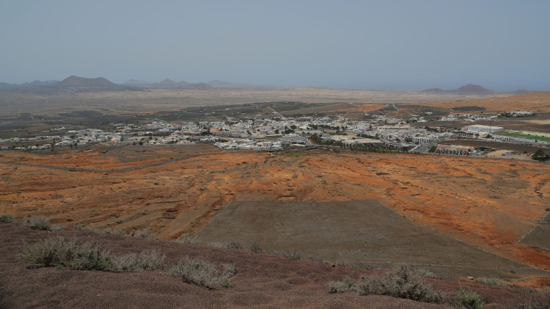 Fascinantes vistas hacia la villa de Teguise, en Lanzarote