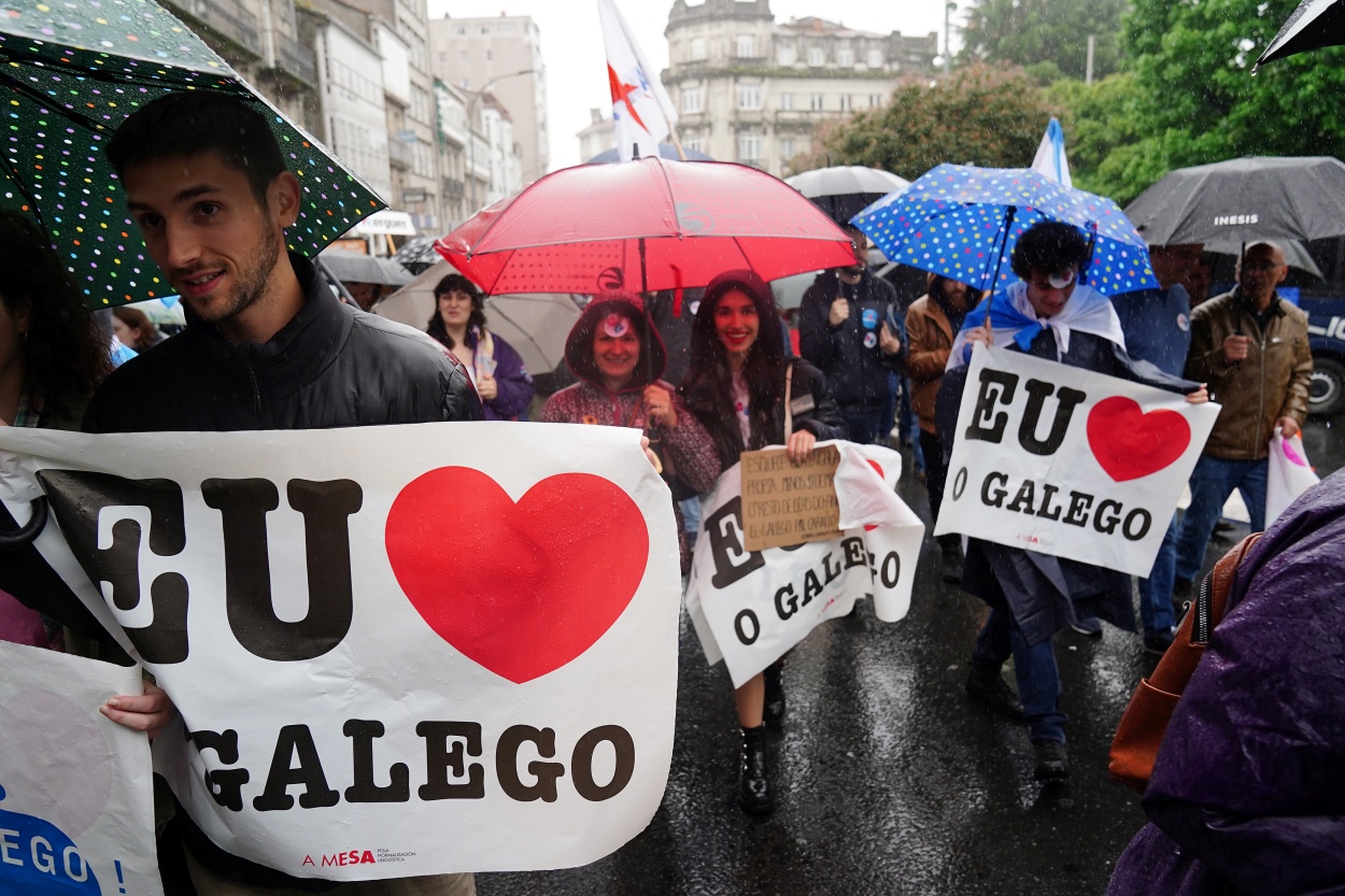 Imagen de carteles apoyando el uso del gallego durante la celebración de un Día das Letras Galegas (Foto: Europa Press/Archivo).