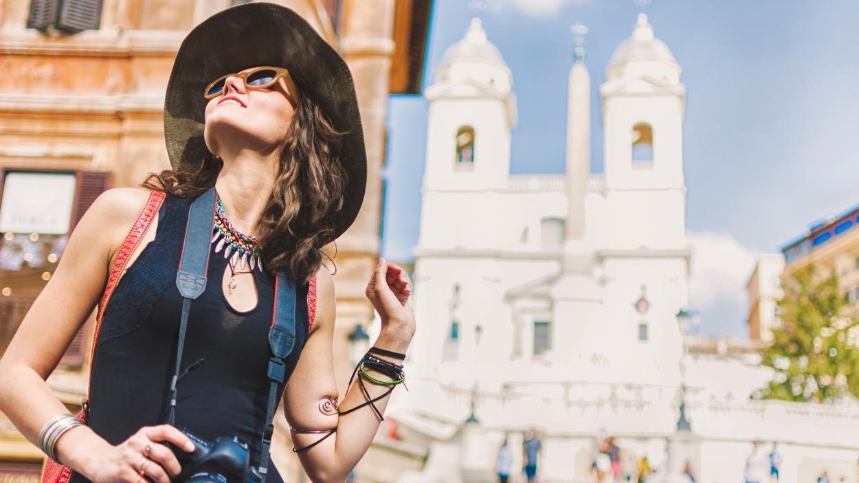 Una  mujer viajando en Italia. Canva