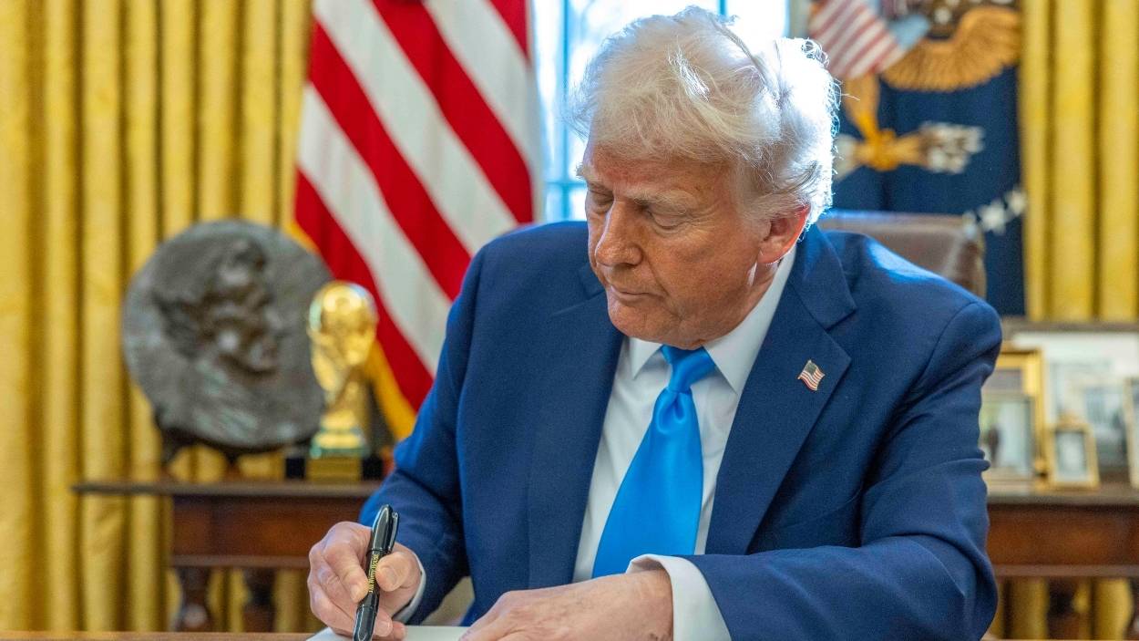 Trump firma una orden ejecutiva en la Casa Blanca. EP