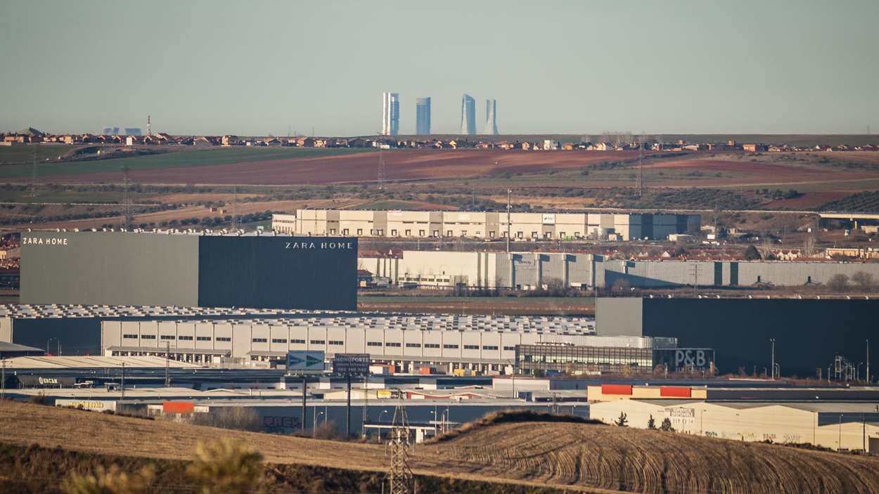 Una localidad de la provincia de Guadalajara con las Cuatro Torres de Madrid al fondo. Ayto. Cabanillas del Campo