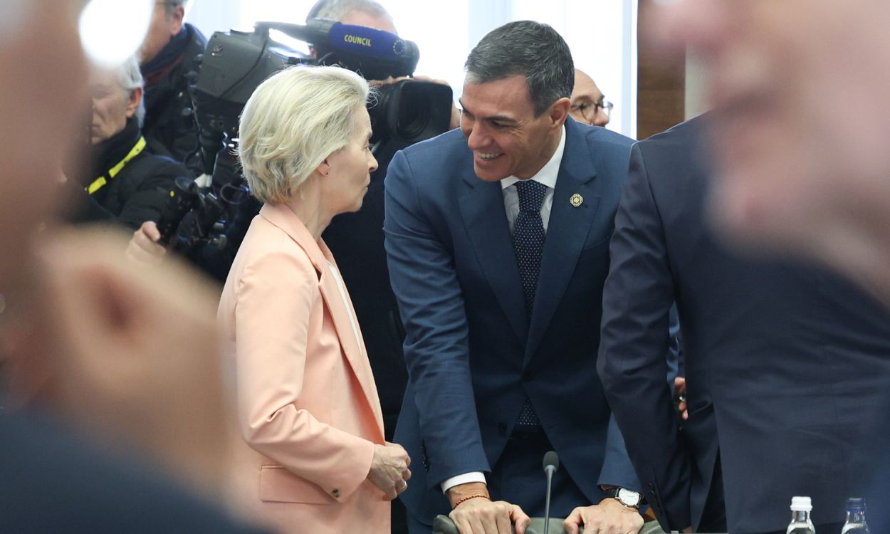 La presidenta de la Comisión Europea, Ursula Von der Leyen, y el presidente del Gobierno de España, Pedro Sánchez, en una reunión en Bruselas. EP.