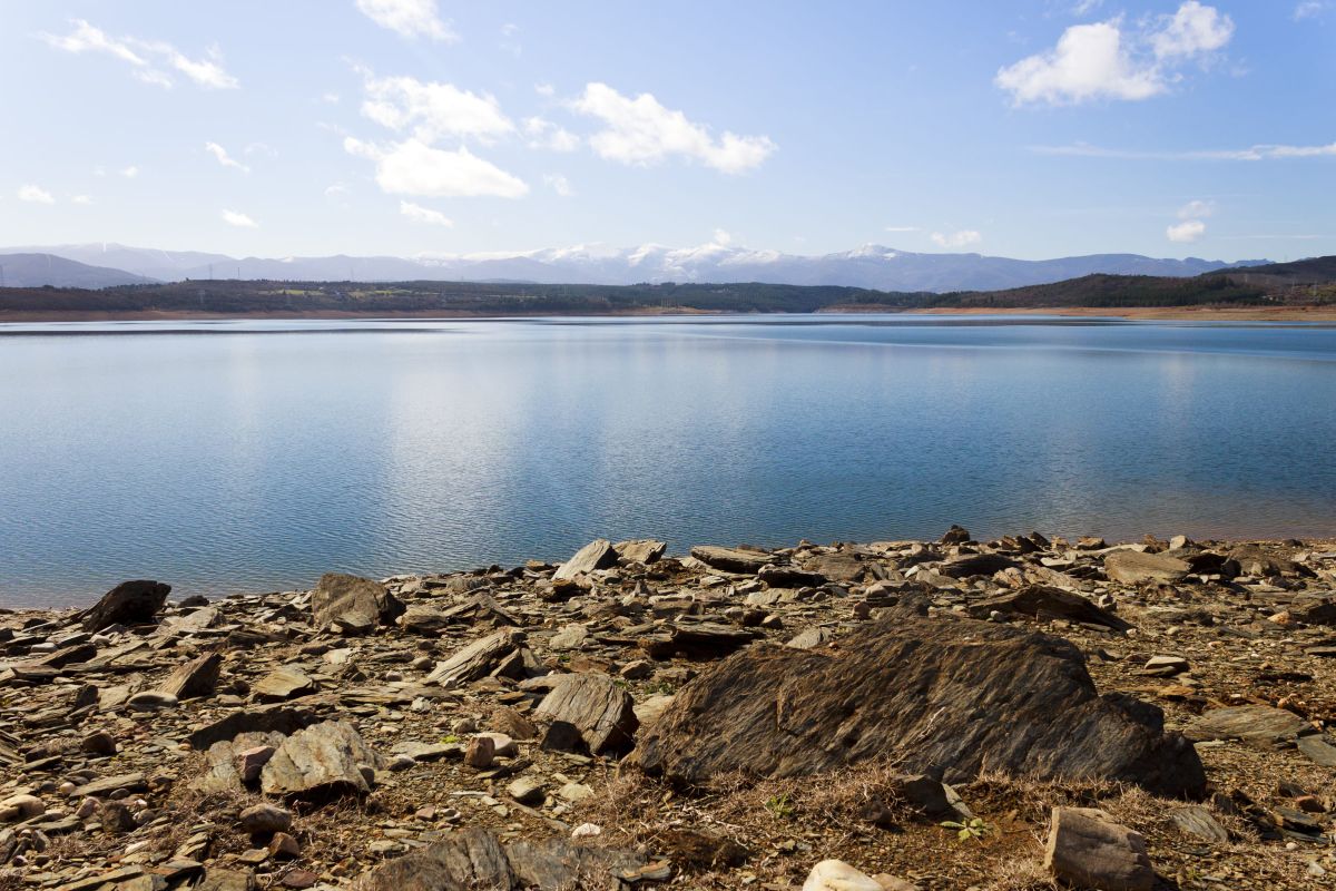 El embalse de Bárcena con los Montes Aquilanos al fondo