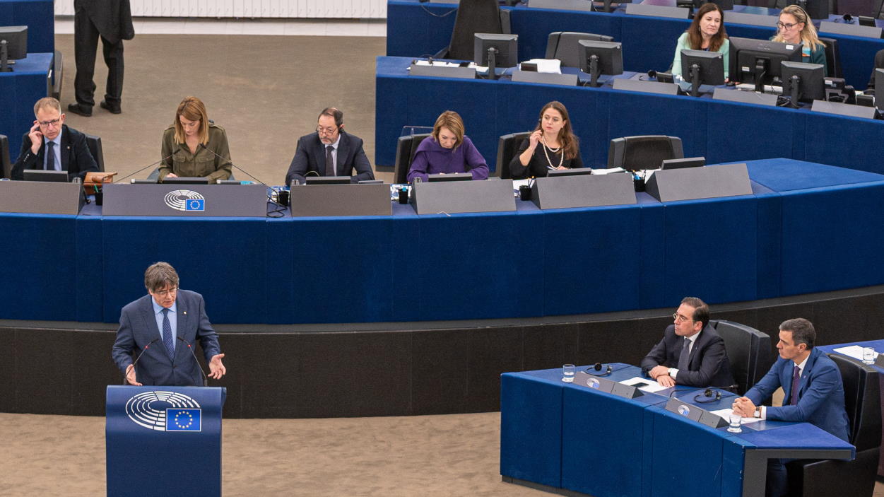 Puigdemont reconoce los esfuerzos del Gobierno y achaca a una conspiración de Feijóo el bloqueo de la oficialidad del catalán en la UE. EP.