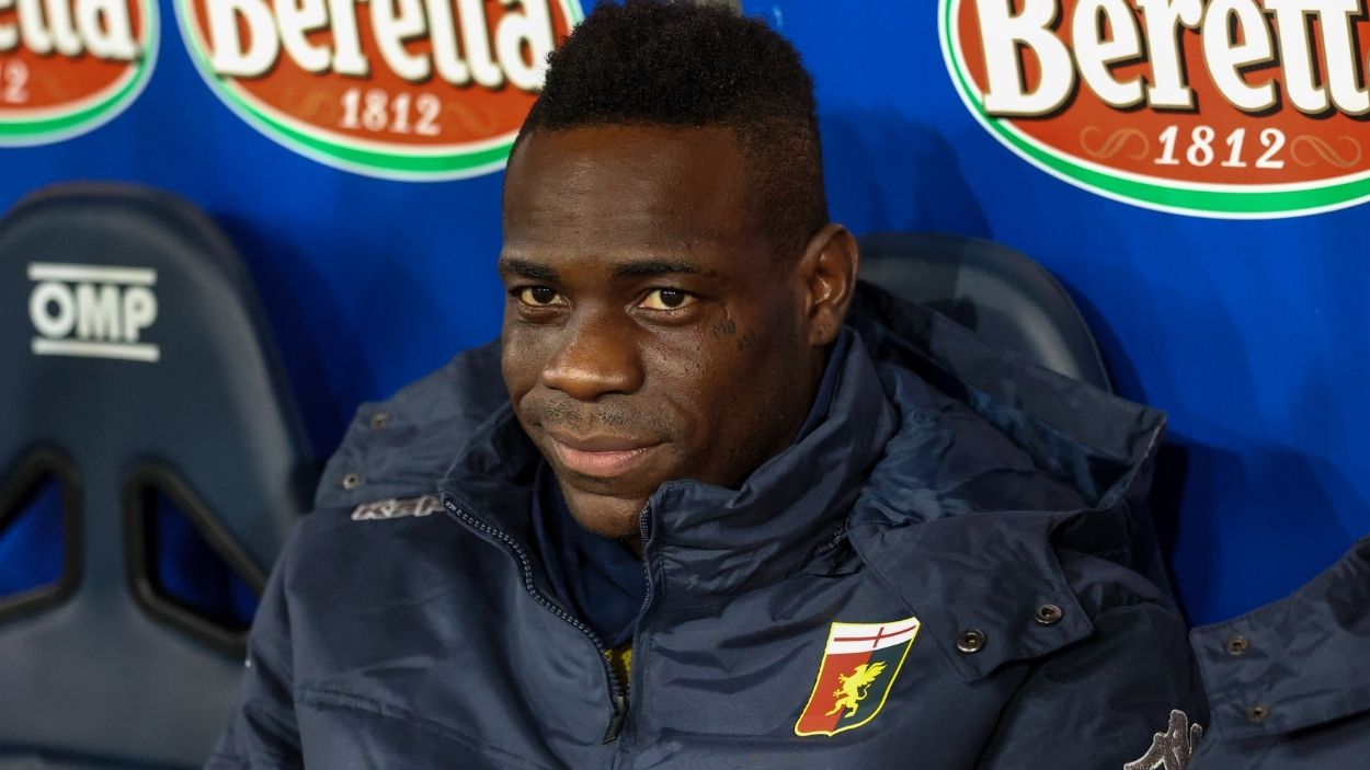 El jugador italiano, Mario Balotelli, sentado en el banquillo durante un partido con el Genoa. EP.