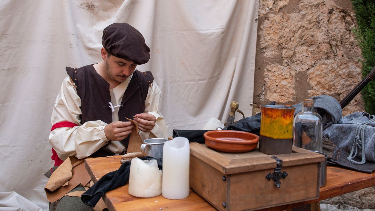Un hombre participa en una recreación histórica en el Castillo de Belmonte.