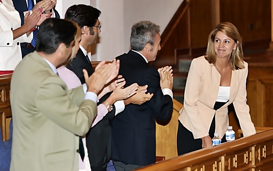 Cospedal aplaudida por sus diputados en un pleno en las Cortes de Castilla-La Mancha.