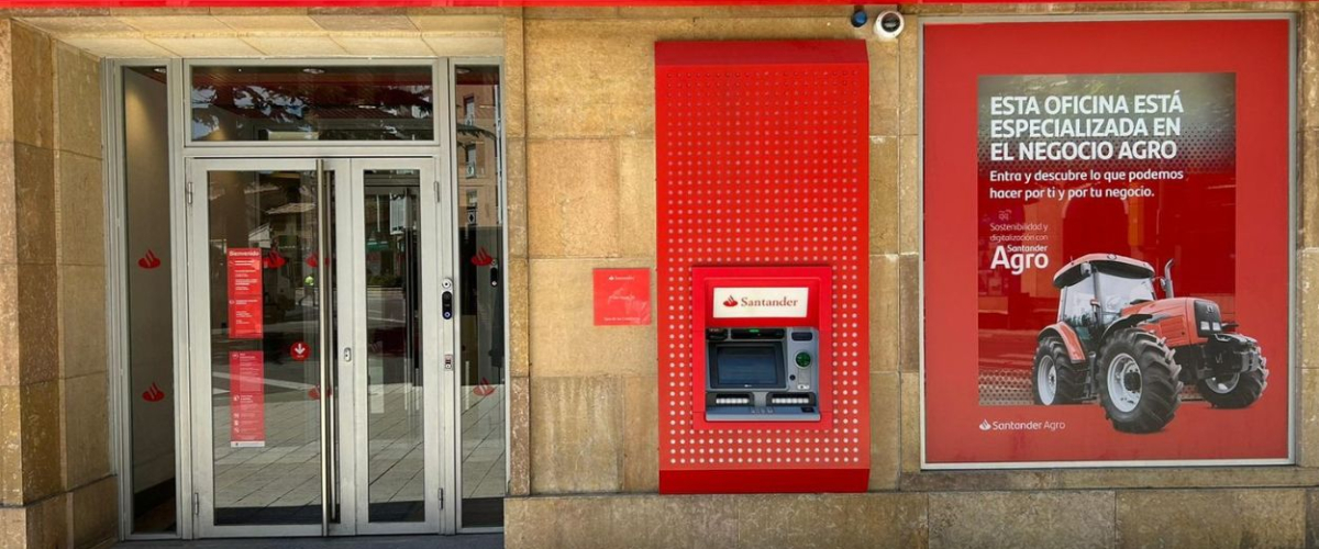 Santander refuerza la formación adulta con 8.000 becas para cursar microcredenciales universitarias