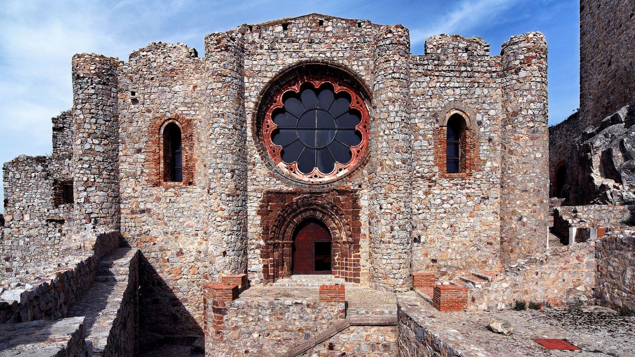 Calatrava la Nueva tiene un conjunto monumental  de convento, iglesia, claustro y fortaleza.