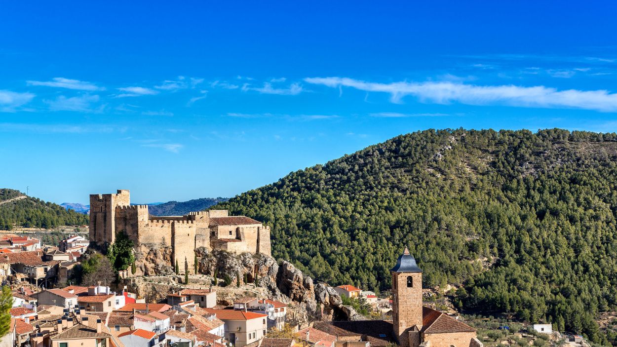 Situado en un enclave natural privilegiado, el castillo de Yeste es centro de actividad cultural y punto de partida para rutas por la Sierra del Segura.