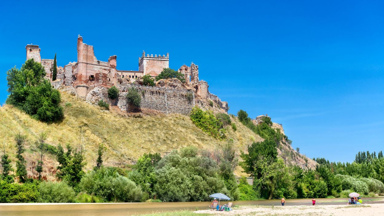 Pocos lugares pueden ofrecer al mismo tiempo castillos y playas. El castillo de Escalona, sí.
