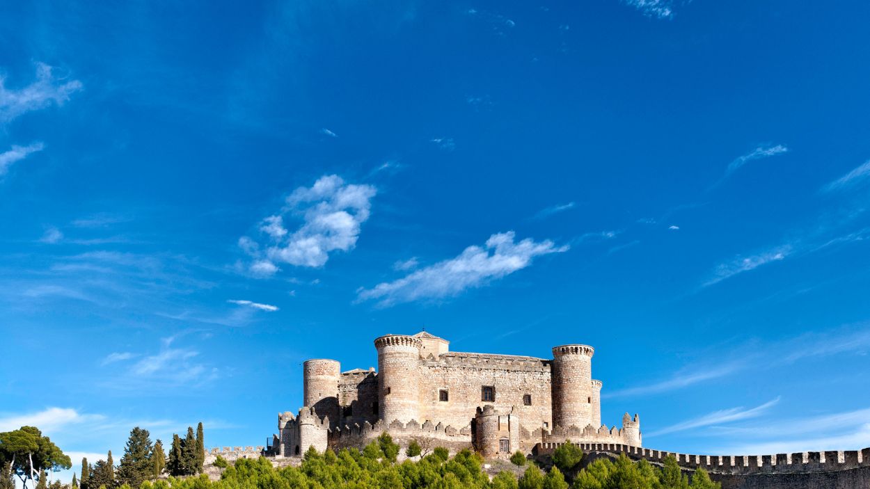 El imponente castillo de Belmonte, ejemplo de conservación y centro de eventos como torneos medievales o visitas teatralizadas.