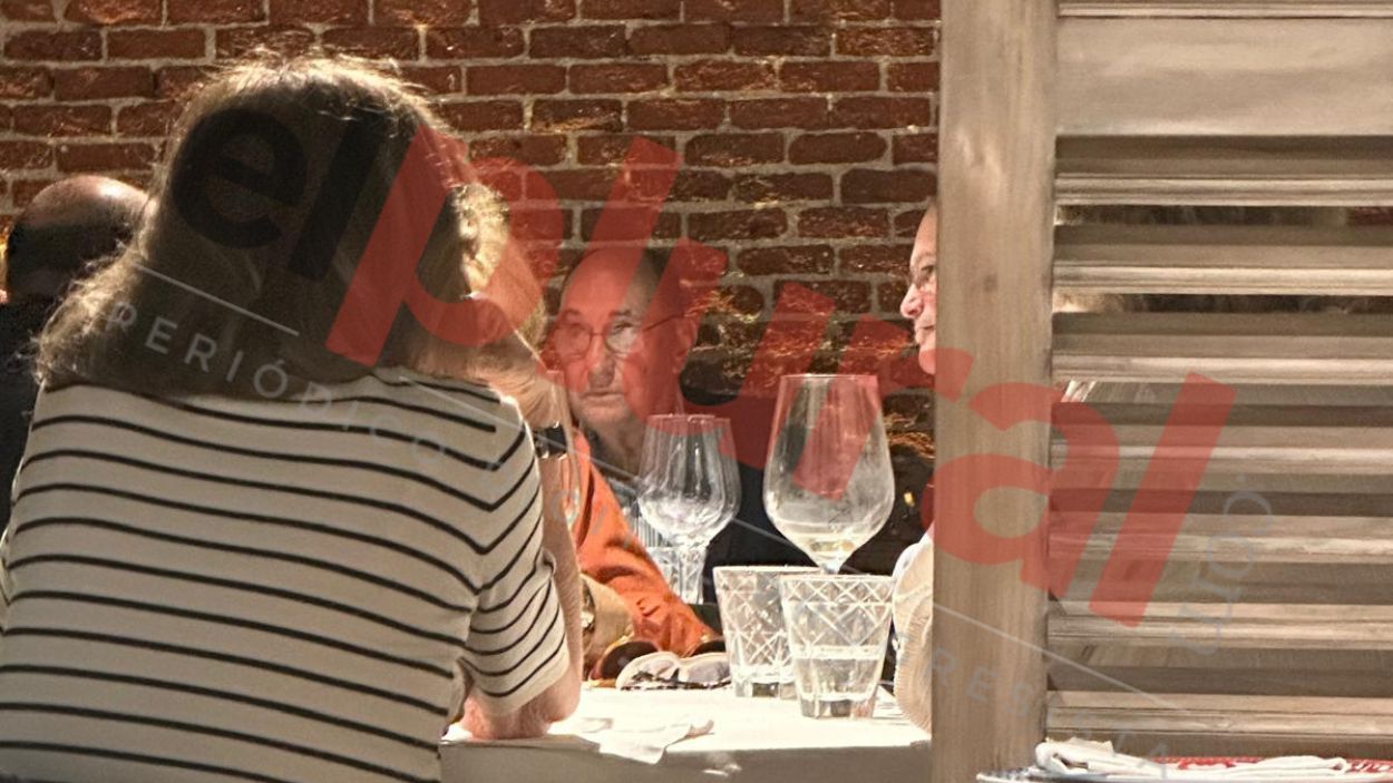 El portavoz parlamentario del PP, Miguel Tellado y el fundador de Vox, Alejo Vidal-Quadras, en una comida privada. Foto: ElPlural.