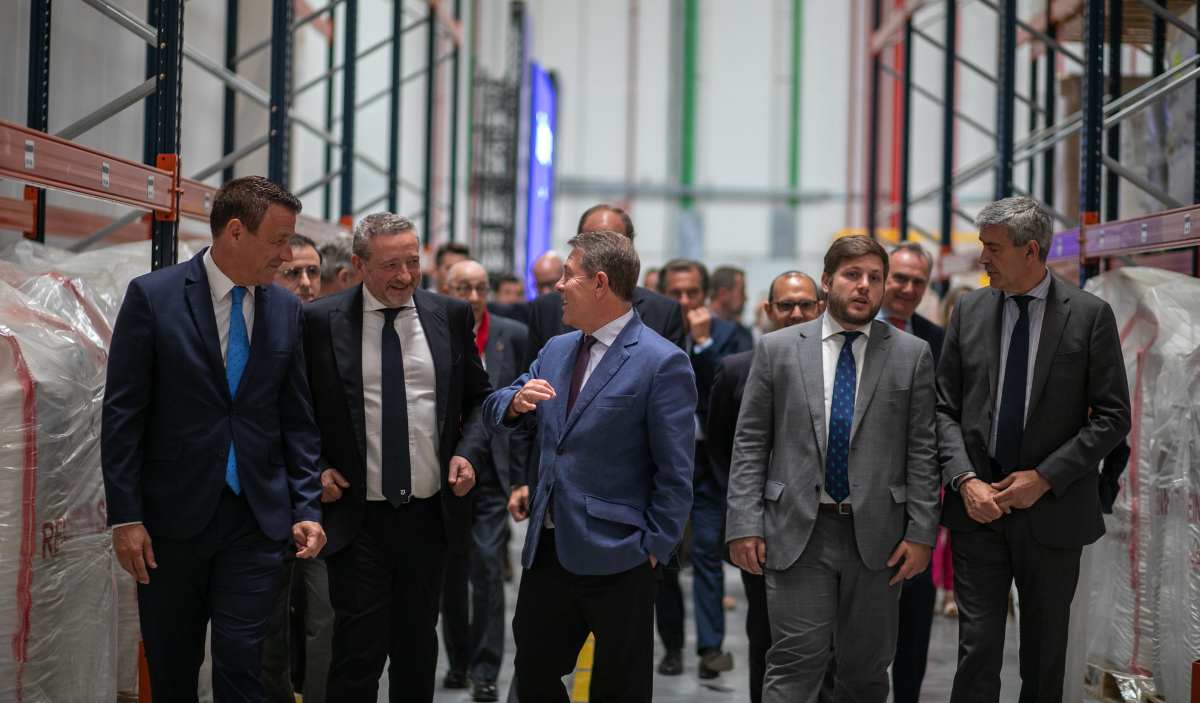 Emiliano García Page en la inauguración de una planta logística en Noblejas. JCCM.