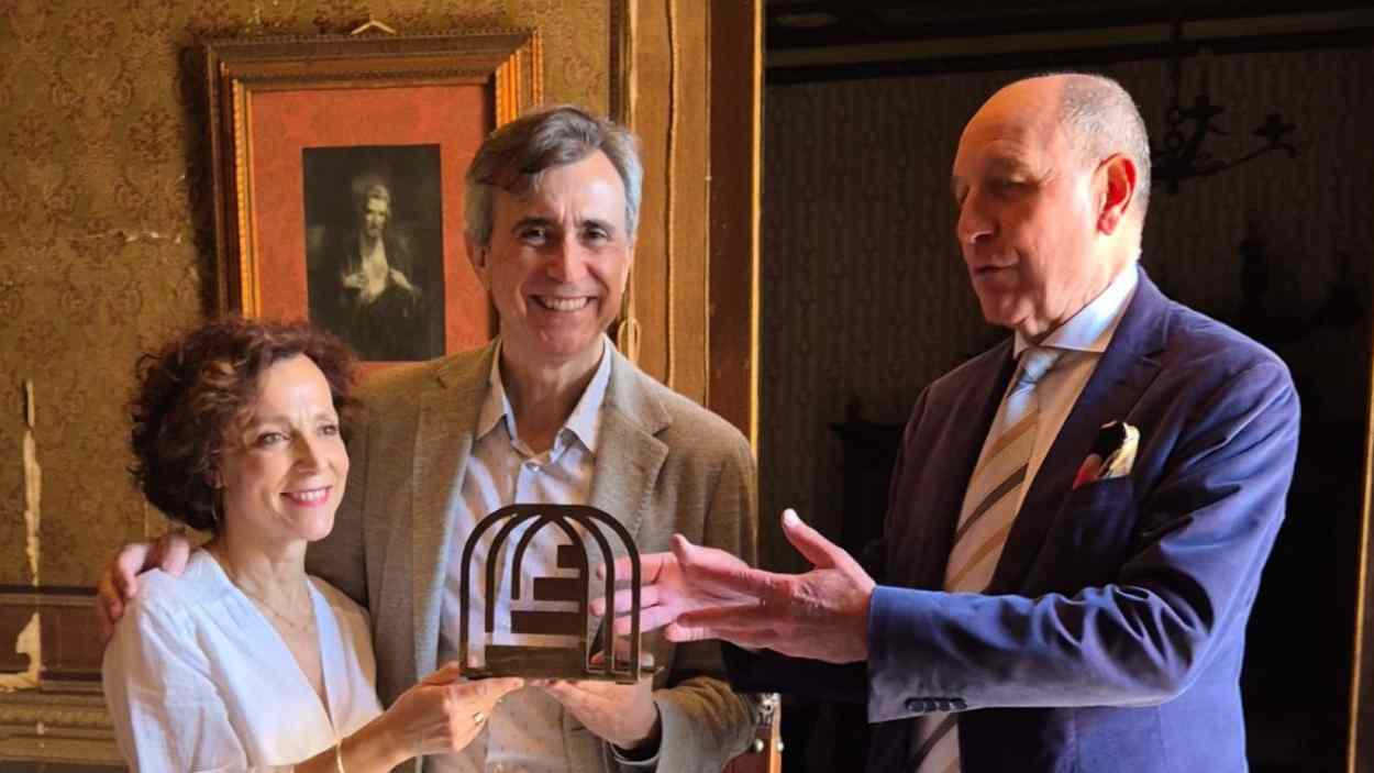 Emilio Parra haciendo entrega del Premio Ingenio Azul 2025 a Juan Naya y Pilar Domínguez. Foto de Sigena Mágica