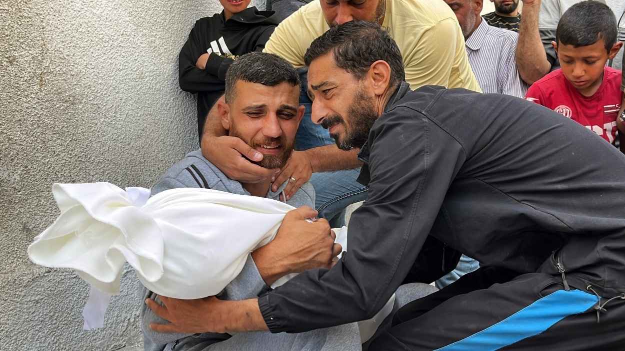 Palestinos lloran por las víctimas de un ataque aéreo israelí. EP 