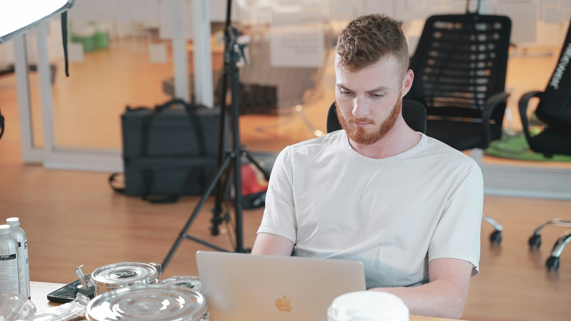 Estudiante frente a su ordenador / Foto de 2H Media en UNSPLASH