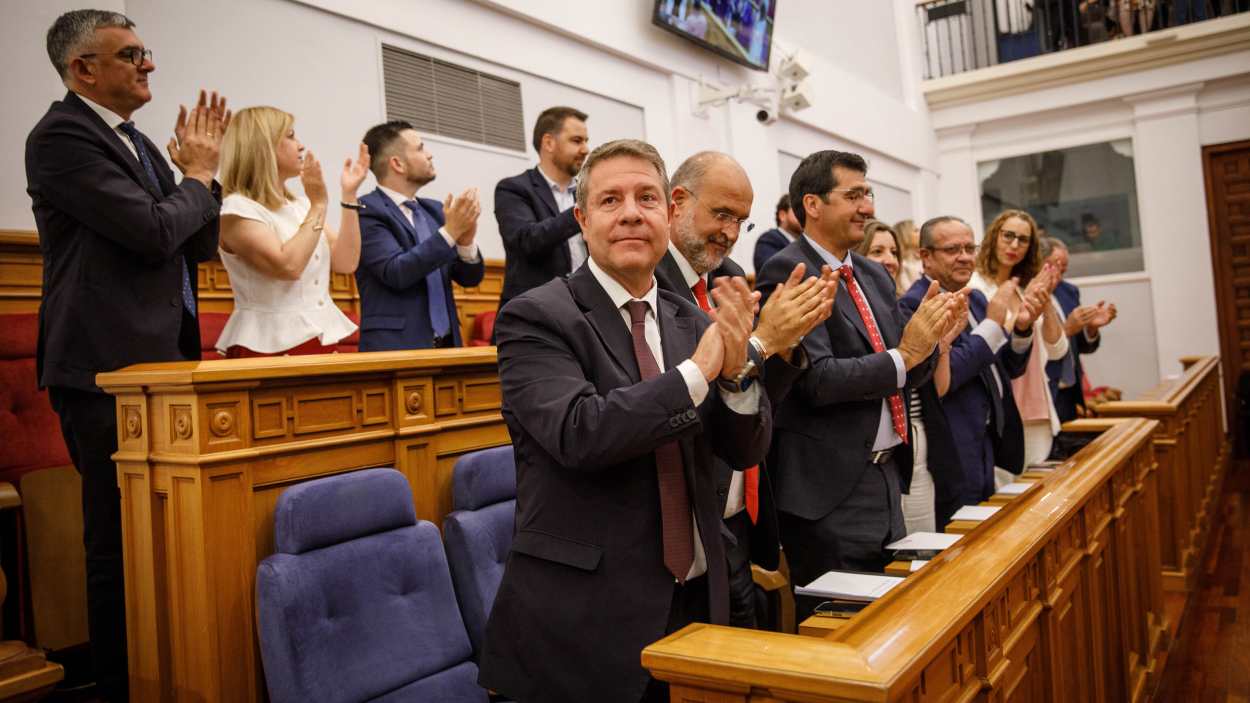 García Page junto a otros miembros de su Gobierno y diputados socialistas. Cortes C-LM.