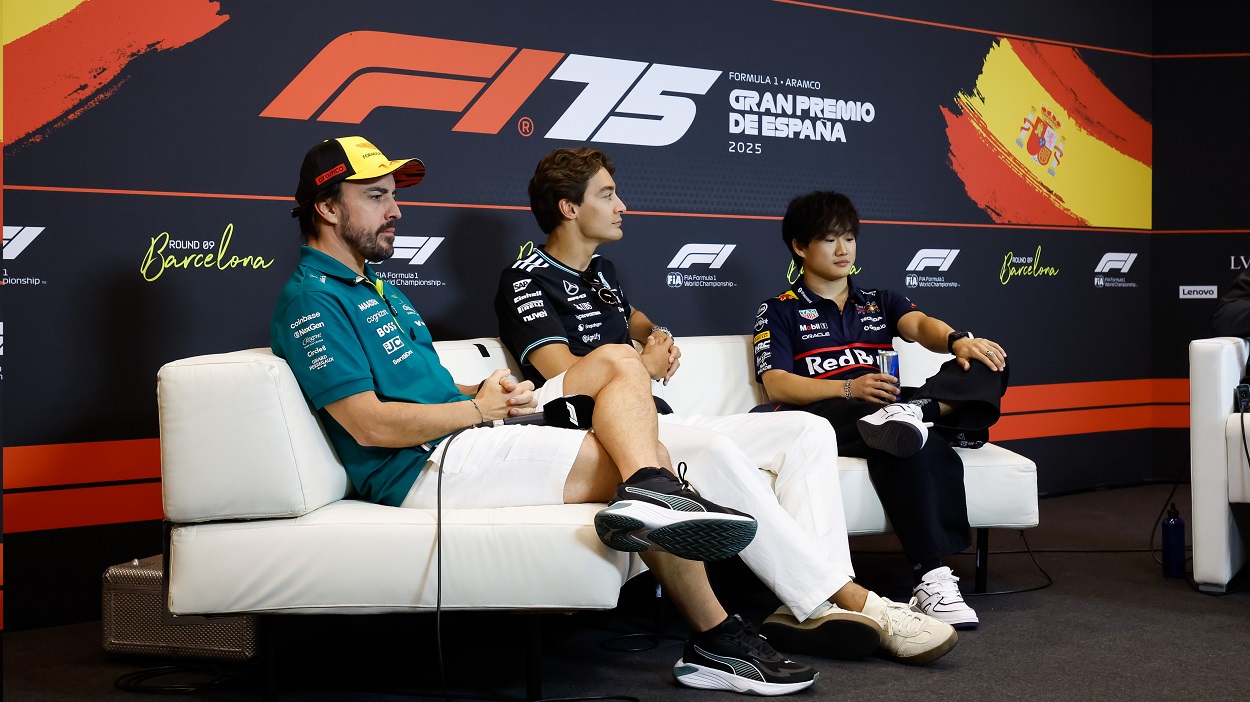 Fernando Alonso (i, Aston Martin), George Russell (c, Mercedes) y Yuki Tsunoda (d, Red Bull) en la rueda de prensa del GP de Barcelona de 2025. EP