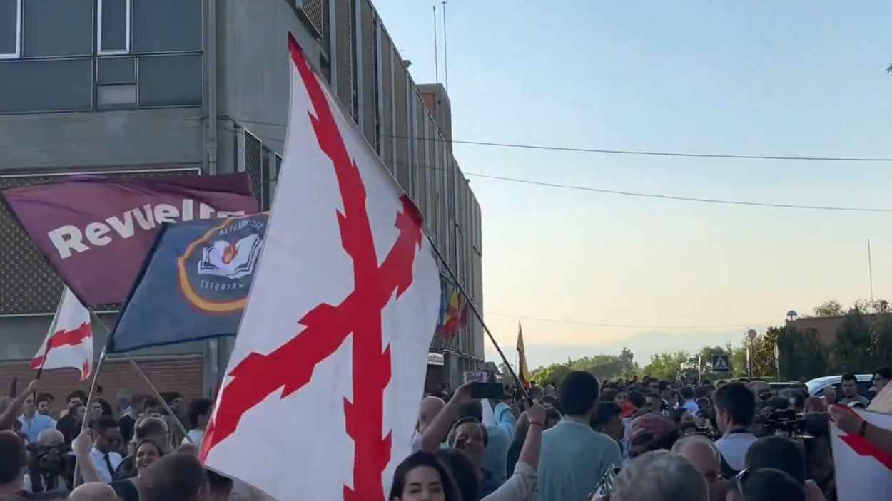 Manifestantes ultras en las inmediaciones de La Moncloa. X