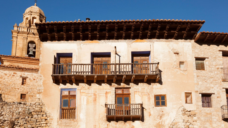 Calles empedradas, casas de piedra, portales con historia y fachadas que guardan secretos en Mirambel
